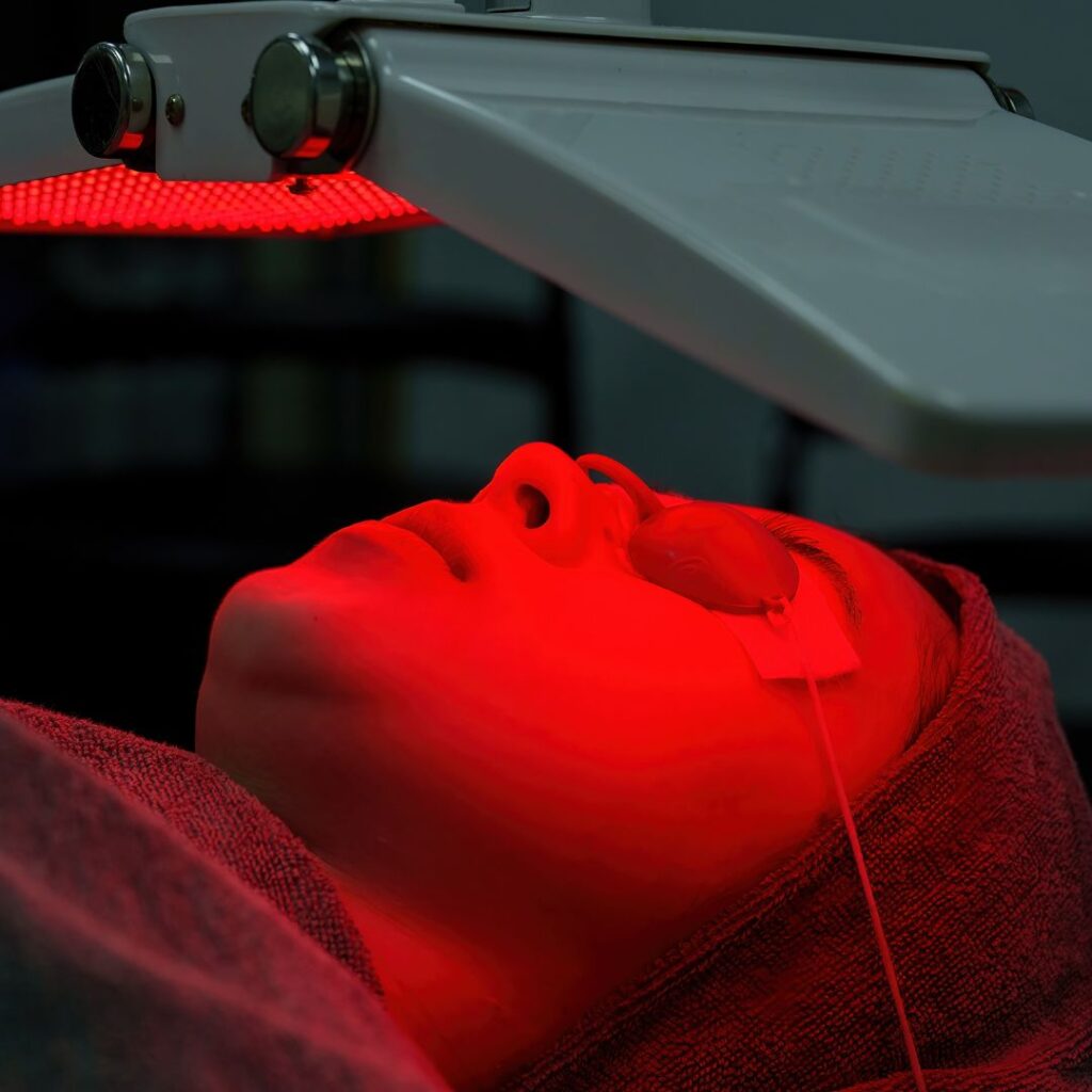 woman experiencing red light therapy lamp